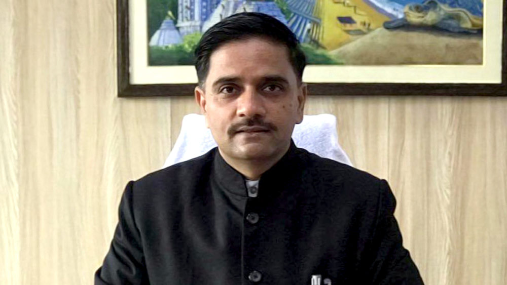 বিজয় এক সাক্ষাৎকারে বলেন,“আমরা দারিদ্রের মধ্যে বাস করছিলাম এবং আমার যত তাড়াতাড়ি সম্ভব উপার্জন শুরু করা দরকার ছিল। ডাক্তারি নিয়ে উপার্জন করতে ৭-৮ বছর লেগে যেত। আমার একটি ছোট বোন ছিল এবং আমার বাবা-মা তার বিয়ে নিয়ে চিন্তিত ছিলেন। সেই কারণেই আমি এমন কিছু করতে চেয়েছিলাম, যাতে আমি তাড়াতাড়ি উপার্জন করতে পারি।’’