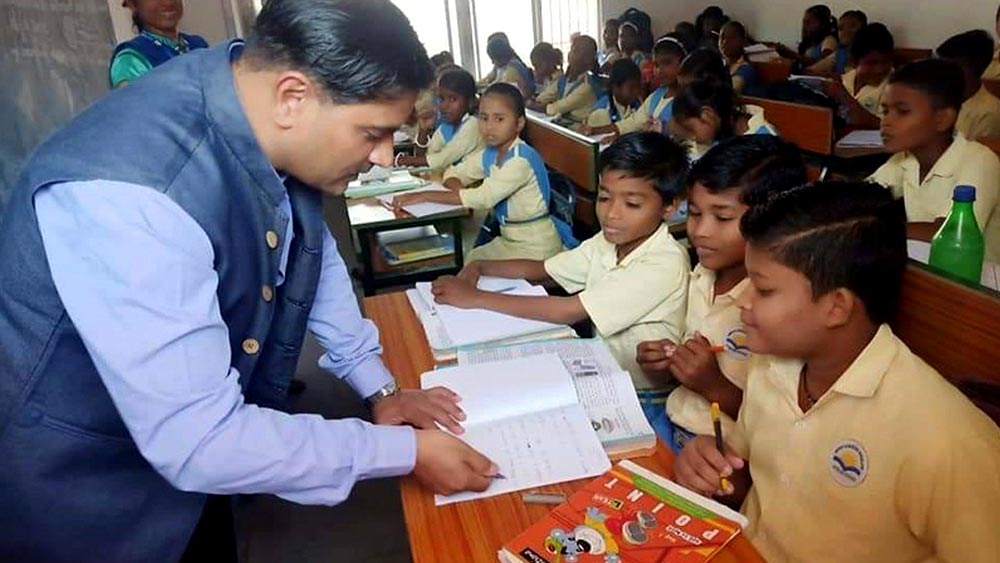 অনেক বিবেচনা করে তিনি ‘ডিপ্লোমা ইন এডুকেশন’ (ডিএড) নিয়ে পড়াশুনো শুরু করেন। ছ’মাসের মধ্যে নিকটবর্তী নেভাসা এলাকার একটি সরকারি প্রাথমিক বিদ্যালয়ে তিনি শিক্ষক হিসাবে যোগ দেন। চাকরি থেকে উপার্জন করার পাশাপাশি বিজয় দূরশিক্ষার মাধ্যমে স্নাতক স্তরে পড়াশোনাও শুরু করেন।