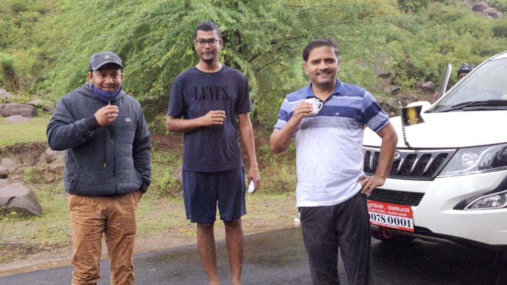 তৃতীয় বারের প্রচেষ্টায় মহারাষ্ট্র সিভিল সার্ভিস পরীক্ষায় উত্তীর্ণ হয়ে আহমেদনগরে আয়কর দফতরের আধিকারিক পদে যোগ দেন বিজয়।