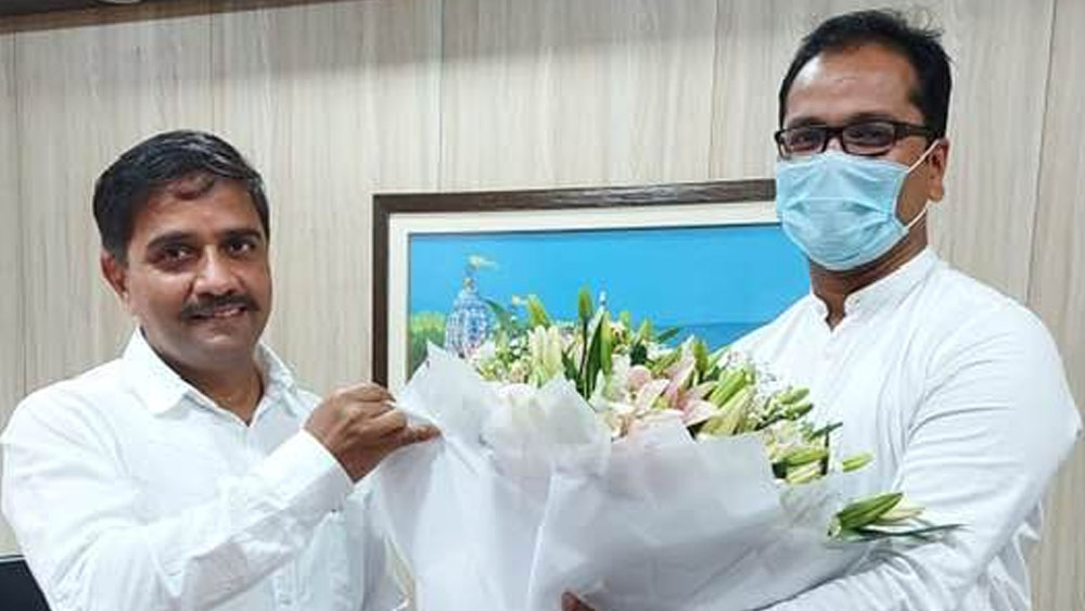 ২০১২ সালে এক বারের প্রচেষ্টায় ইউপিএসসি পরীক্ষায় পাস করে আইএএস অফিসারের পদ অর্জন করেন। আইএএস অফিসার হিসাবে বিজয়ের প্রথম পোস্টিং ছিল ওড়িশার ঢেঙ্কানাল জেলায়।