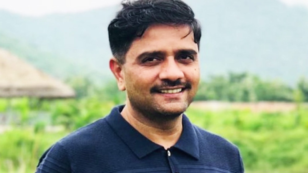 বর্তমানে বিজয় বাবা-মার সঙ্গেই থাকেন। কোভিডের সময় অস্থায়ী মেডিকেল ক্যাম্প হোক কিংবা ঘূর্ণিঝড় ইয়াসে ক্ষতিগ্রস্তদের সাহায্য হোক--- মানুষের সেবায় সব সময়ই এগিয়ে থেকেছেন বিজয়।