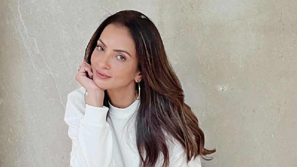 বলি পাড়ার  যে সব অভিনেতার স্ত্রীরা অভিনেত্রী নন, তাঁদের মহলেও তাঁর যথেষ্ট নামডাক। চাঙ্কি পাণ্ডের স্ত্রী ভাবনা পাণ্ডে, সঞ্জয় কপূরের স্ত্রী মহিপ কপূর-সহ একাধিক অভিনেতার স্ত্রীর কাছের বন্ধু সীমা। 