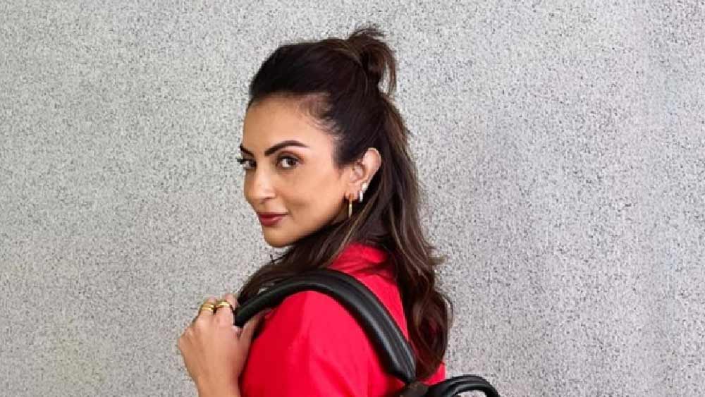 দিল্লির মেয়ে সীমা ফ্যাশন ডিজাইনিং নিয়ে পড়াশোনো শেষ করে নিজের কিছু পরিচিতের ভরসায় জীবন গড়ার একরাশ স্বপ্ন নিয়ে মুম্বই চলে আসেন। 