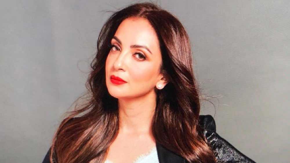 সোহেলকে বিয়ে করবেন শুনে বেঁকে বসে সীমার পরিবার। কারণ? হিন্দু মেয়ে সীমার সঙ্গে মুসলিম ছেলে সোহেলের বিয়েতে মত দিলে তো সমাজে নাক কাটা যাবে! পাশাপাশি তখন ‌আবার বিভিন্ন কারণে বেশ কিছু বদনাম কুড়িয়েছেন সোহেলের দাদা সলমন। ওই বাড়িতে মেয়ের বিয়ে দেবে না বলেই সাফ জানিয়ে দেয় সীমা পরিবার।