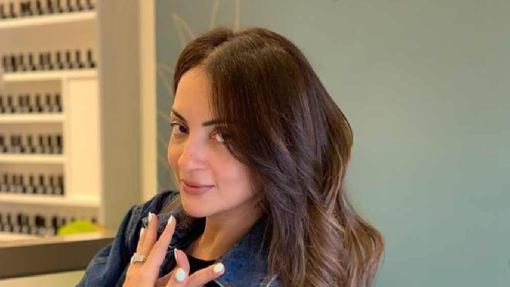 পরিবারকে অনেক বুঝিয়েও যখন কাজ হল না তখন সোহেলের সঙ্গে বাড়ি থেকে পালিয়ে যাওয়ার সিদ্ধান্ত নেন সীমা। রাতের অন্ধকারে সোহেলের হাত ধরে বাড়ি ছাড়েন তিনি। সোজা উপস্থিত হন গ্যালাক্সিতে।