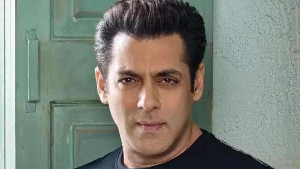 শোনা যায়, সেই সময় সলমনের একাধিক সম্পর্ক নিয়ে যথেষ্ট সমস্যা চলছে। তা নিয়ে যথেষ্ট বিব্রতও ছিলেন সেলিম। তাই তিনি চাইছিলেন না, তাঁর ছোট ছেলেকে নিয়েও নতুন বিতর্কের সৃষ্টি হোক। তবে সোহেলকে তিনি এ-ও জানান যে, বিয়ে করার পর তাঁরা একসঙ্গে থাকতে পারেন।