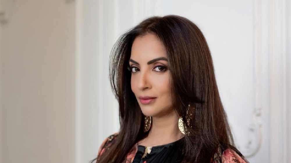 একে অপরকে ছেড়ে আর এক মুহূর্তও থাকতে রাজি ছিলেন না সোহেল-সীমা। সিদ্ধান্ত নেন সেই রাতেই বিয়ে করবেন। যেমন ভাবা তেমন কাজ। বন্ধুদের ফোন করে সোহেল বলেন, খুব তাড়াতাড়ি এক জন মৌলবি জোগাড় করে আনতে। ভোররাতে কোনও মৌলবি না পেয়ে শেষমেশ এক মৌলবিকে অপহরণ করে আনেন সোহেলের বন্ধুরা। প্রথমে রেগে আগ্নিশর্মা হলেও পরে দু’জনের বিয়ে দেন মৌলবি।