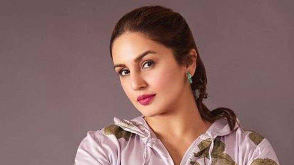 বিচ্ছেদের কারণ হিসেবে অনেকে অভিনেত্রী হুমা কুরেশিকে দায়ী করছেন অনেকে। কানাঘুষোয় শোনা গিয়েছিল যে, হুমার সঙ্গে ঘনিষ্ঠতা বেড়েছিল সোহেলের। আর তা মেনে নিতে পারেননি সীমা। তবে হুমা সম্প্রতি দাবি করেন তাঁর আর সোহেলের সম্পর্কের কথা জল্পনা ছাড়া আর কিছুই না। তিনি বর্তমানে মুদস্‌সর আজিজের সঙ্গে প্রেম করছেন বলেও হুমা জানান।