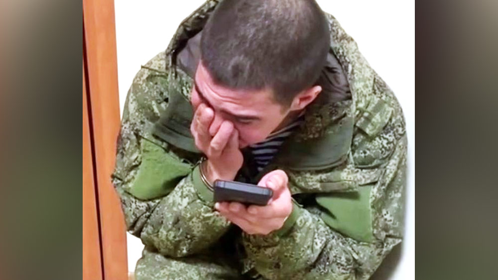 অন্য একটি অডিয়ো রেকর্ডিংয়ে এক রুশ সেনাকে তাঁর বান্ধবীর সঙ্গে এই পরিস্থিতি নিয়ে কথা বলতে শোনা যায়। যেখানে তিনি তাঁর বান্ধবীকে ইউক্রেনের বিরুদ্ধে যুদ্ধ নিয়ে হতাশার কথা বলতে বলছিলেন।