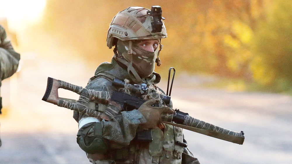 তখন তাঁর বান্ধবী বলেন, তেমনটা হওয়ার সম্ভাবনা খুবই কম। কারণ পুতিন নিজের ‘জয়’কে অন্যদের সঙ্গে ভাগ করে নিয়ে চান না। তখন রুশ সেনাটিকে বলতে শোনা যায়, ‘‘যা পাারে করুক, এখানে যথেষ্ট হয়েছে।’’