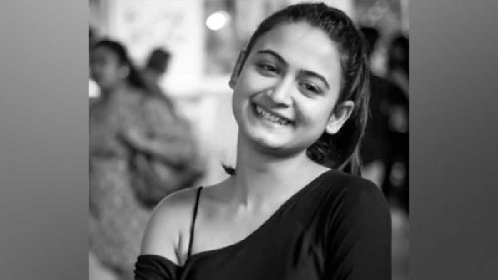 রবিবার সকাল ৯টা ৫০ মিনিটে গরফার ফ্ল্যাটে ঝুলন্ত অবস্থায় উদ্ধার হয় পল্লবীর দেহ। তাঁর গলায় জড়ানো ছিল বিছানার চাদর। মেয়ে যে এই ভাবে আত্মহত্যা করতে পারেন, তা বিশ্বাসই করতে পারছেন না পল্লবীর বাবা নীলু। তাঁর দাবি, পল্লবী যে এমন পদক্ষেপ করতে পারেন ঘুণাক্ষরেও টের পাননি পরিবারের কেউই। এর পরই সোমবার বিকেলে পল্লবীর লিভ-ইন সঙ্গী সাগ্নিক, তাঁর এক বান্ধবী-সহ কয়েক জনের বিরুদ্ধে গরফা থানায় এফআইআর দায়ের করা হয়।