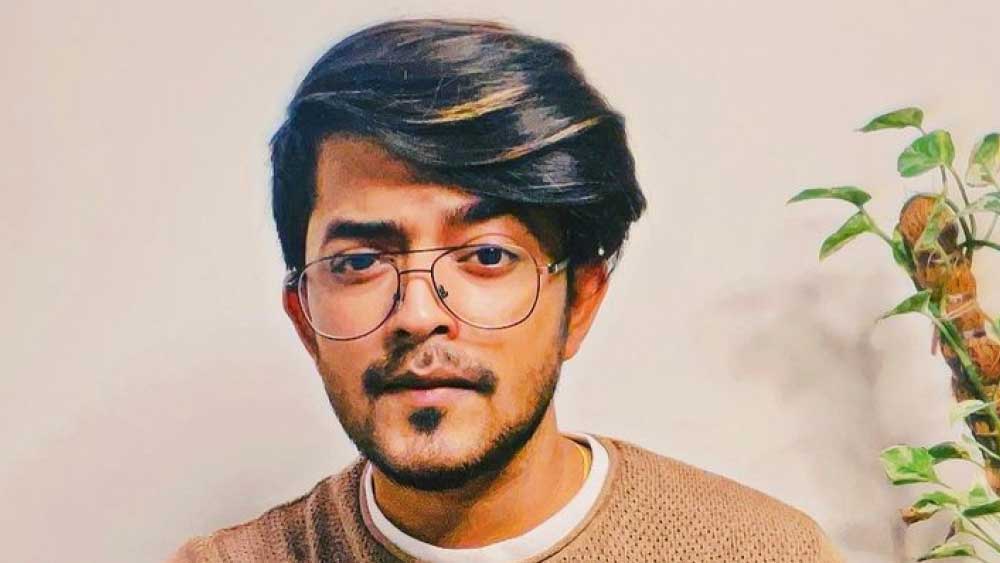 সায়কের প্রশ্ন, ‘‘এত টাকা ও কোথায় পেত? গত বার জন্মদিনে পল্লবীকে হিরের আংটি উপহার দিয়েছিল। এ বারের জন্মদিনে ‘আইফোন ১৩ প্রো’-এর মতো দামি ফোন দিয়েছিল। দু’জনে মাঝে মধ্যেই কলকাতার দামি দামি হোটেলে গিয়ে থাকত, ঘুরত।’’