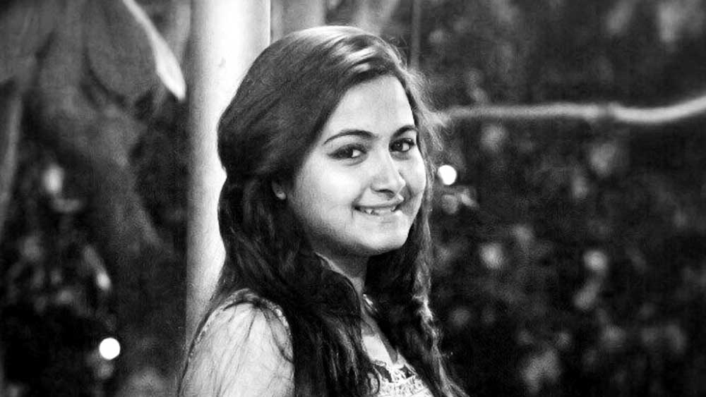 মাসখানেক আগে থেকেই গরফার ফ্ল্যাটে বিবাহিত পরিচয়ে থাকতে শুরু করেছিলেন তাঁরা। সঙ্গে তদন্তে জানা গিয়েছে, মৃত্যুর আগে পল্লবী শেষ ফোন করেছিলেন বাড়ির পরিচারিকাকে।