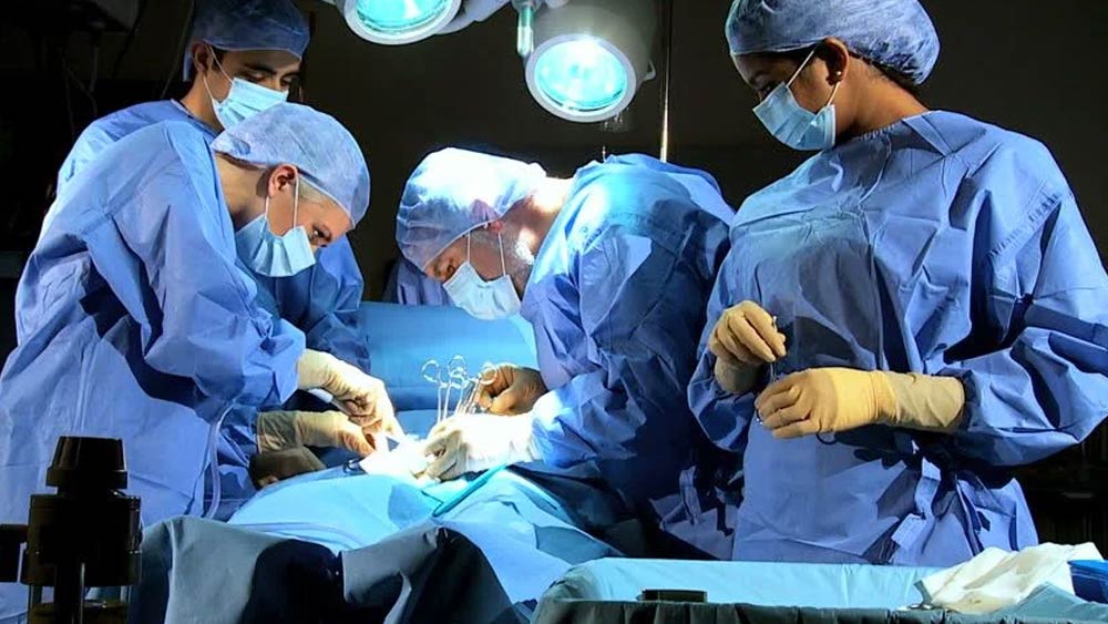 মেদ কমানোর অস্ত্রোপচারের জন্য বেঙ্গালুরুর একটি হাসপাতালে ভর্তিও হন তিনি।