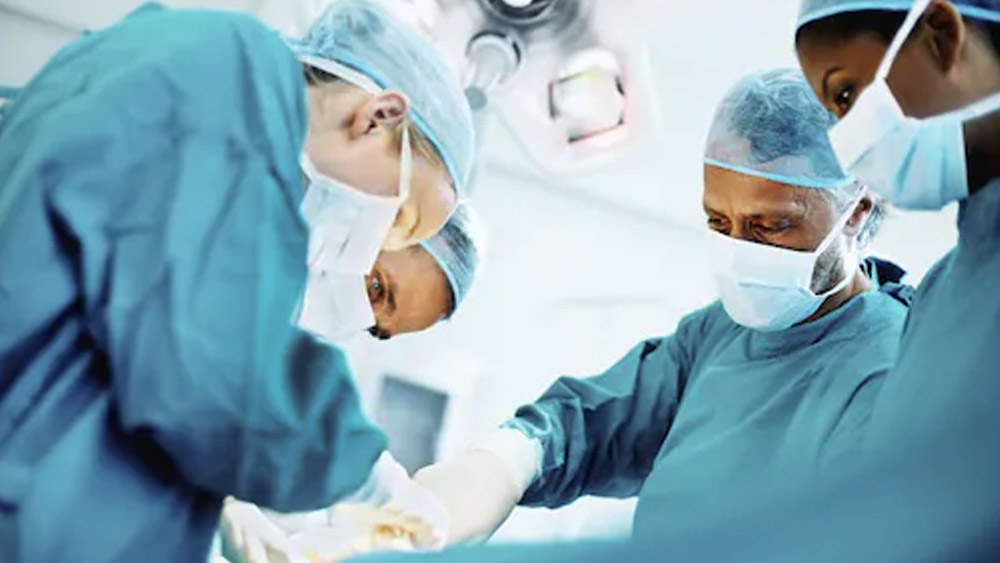 তবে চিকিৎসকদের জানিয়েছিলেন, তাঁরা যেন কোনও ভাবেই চেতনার পরিবারকে প্লাস্টিক সার্জারির বিষয়ে না জানান।