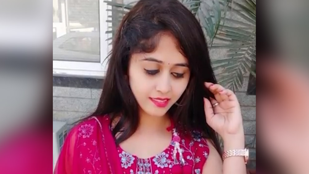 হঠাৎ অসুস্থ হয়ে পড়ায় হাসপাতালের কর্মীরা তাঁকে বিকেল সাড়ে ৫টা নাগাদ একটি বেসরকারি হাসপাতালে নিয়ে যান।