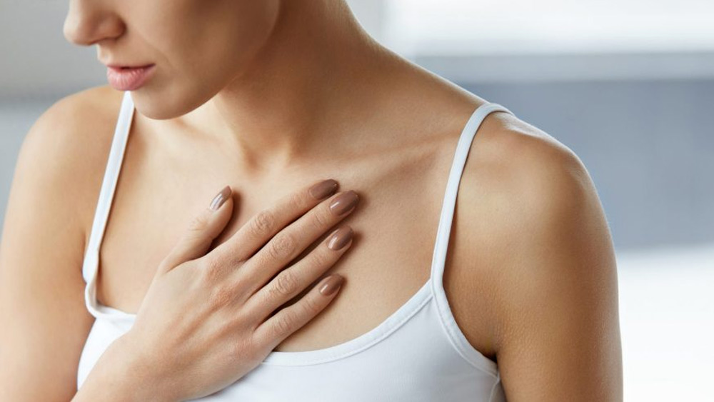 হাসপাতাল সূত্রে খবর, চিকিৎসকরা প্রায় ৪৫ মিনিট ধরে বুকে পাম্প করা সত্ত্বেও বাঁচাতে পারেননি চেতনাকে।