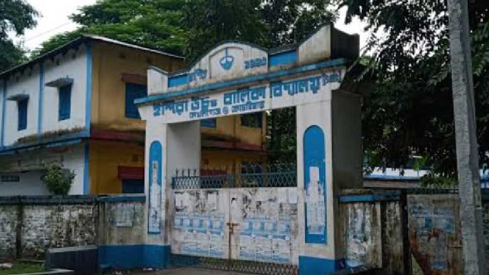 মেখলিগঞ্জের এই স্কুলেরই শিক্ষিকা পরেশচন্দ্র অধিকারীর মেয়ে অঙ্কিতা অধিকারী।