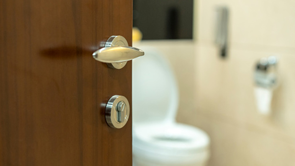 ছোট-বড় রেস্তরাঁ, ধাবা, পানশালা, সব জায়গাতেই শৌচাগার থাকে। প্রায় সব জায়গাতেই পুরুষ এবং মহিলাদের জন্য আলাদা আলাদা শৌচাগারের বন্দোবস্ত থাকে। কোনটা পুরুষদের শৌচাগার আর কোনটা মহিলাদের, তা কখনও আলাদা ভাবে লেখা থাকে আবার কখনও সঙ্কেতের মাধ্যমে বোঝানো হয়।