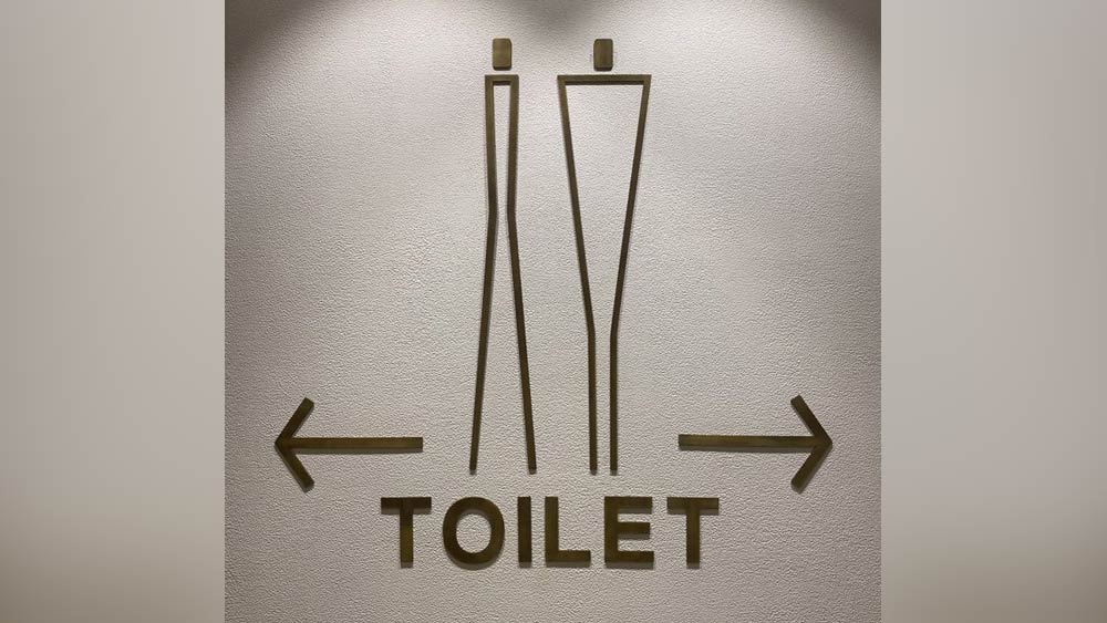 এই ছবিতে রয়েছে চারটি মাত্র দাঁড়ি। দু’টি দাঁড়ির মাধ্যম পুরুষ এবং মহিলা বোঝানো হয়েছে। তবে কোন দাঁড়ি দু’টি কোন লিঙ্গ বোঝাচ্ছে, তা বোঝা দায়।