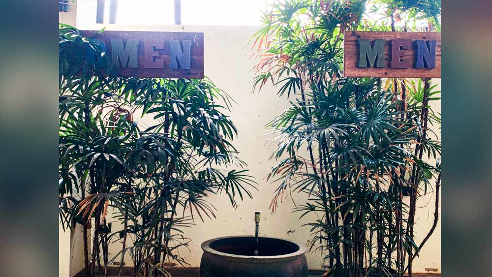 এই ছবিতে শৌচালয়ের দু’টি সাইনবোর্ডেই লেখা রয়েছে ‘মেন’। অর্থাৎ দু’টি শৌচাগারই পুরুষদের। কিন্তু একটু ভাল করে লক্ষ করলে দেখা যাবে, গাছের পাতার আড়ালে লুকিয়ে আছে ‘ডব্লু’ এবং ‘ও’ অক্ষর দু’টি। তবে খুব ভাল করে দেখলে তবেই তা নজরে আসবে। তবে তার আগে পর্যন্ত প্রকৃতির ডাক চেপে রহস্য সমাধানের চেষ্টা করে যেতে হবে।