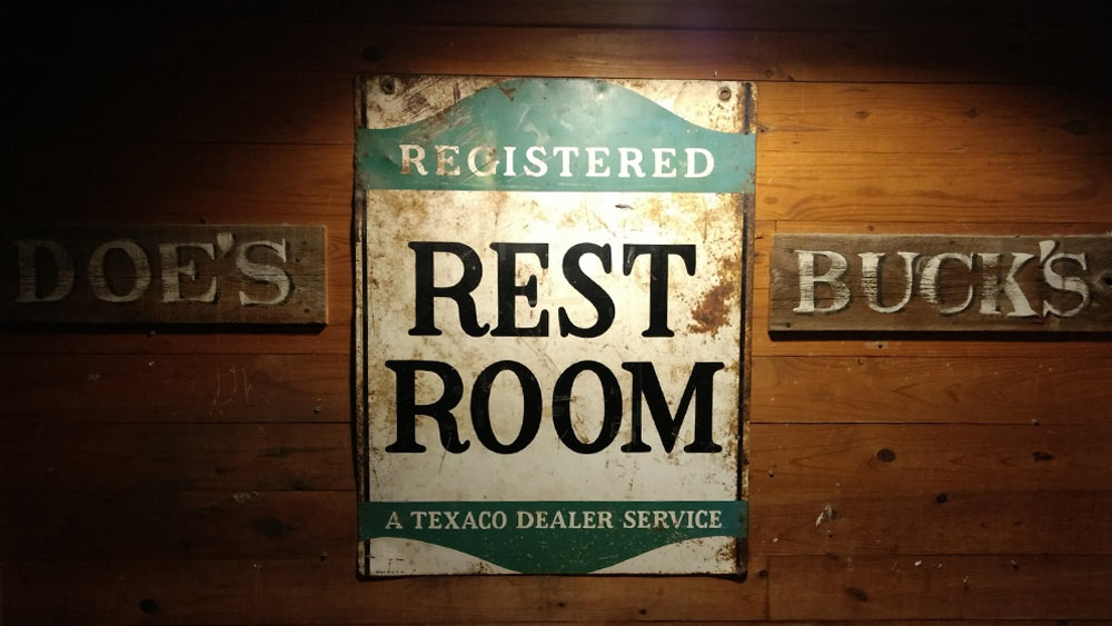 এই ছবিতে শৌচালয়ের সাইনবোর্ডের এক পাশে লেখা ডো’স এবং অপরদিকে লেখা বাক’স। কিন্তু এই লেখা দেখে বোঝার উপায় নেয়, কোন শৌচাগার কাদের জন্য তৈরি।