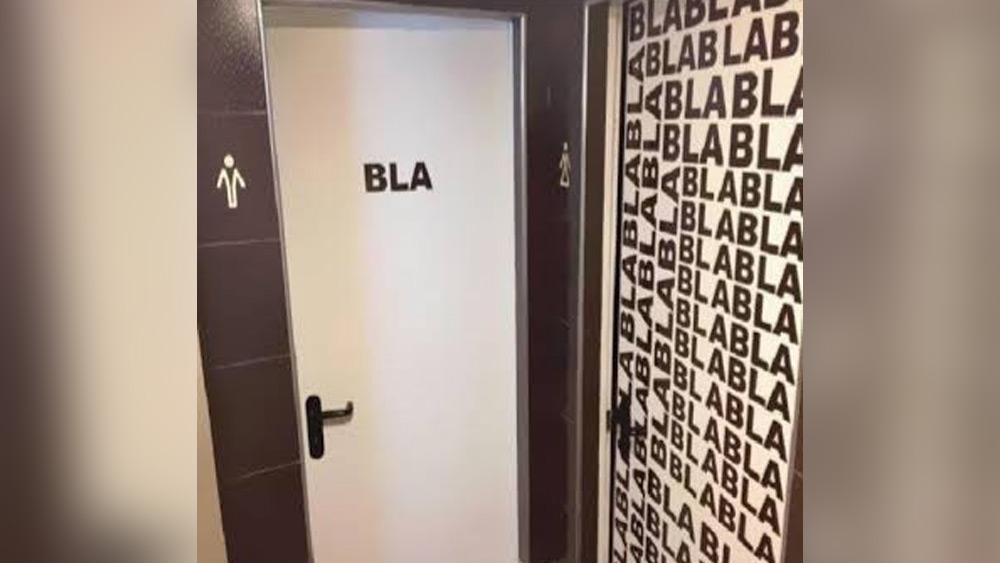 এই শৌচালয়ের বাইরে ইংরেজিতে লেখা ‘ব্লা’। কিন্তু ভেবে দেখুন তো, এর থেকে একটি মানুষের কী বলে দেওয়া সম্ভব যে, এই শৌচাগার আসলে পুরুষ না মহিলাদের।