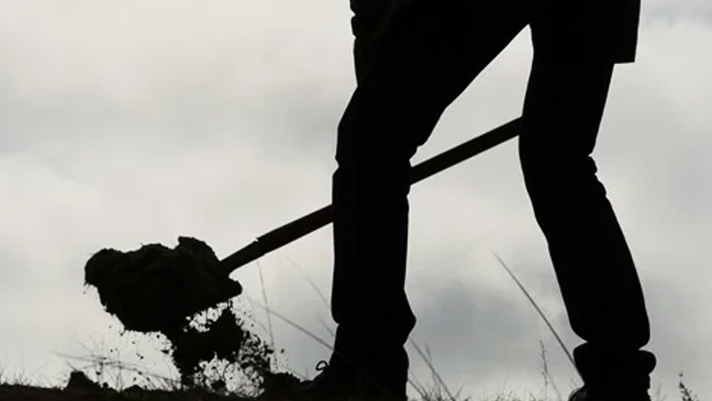 ১৯৯৩ সালের ২৩ এপ্রিল। ভোররাত সাড়ে ৩টে। ফ্রান্সের এক গোপন জায়গা। সেই জায়গায় বুটের মধ্যে লুকিয়ে রাখা একটা কিছু পুঁতে দেওয়ার জন্য প্রাণপণে মাটি খুঁড়ছিলেন এক ব্যক্তি। মাটি খুঁড়তে খুঁড়তে হাত থেকে রক্ত বেরিয়ে গেলেও সেই দিকে হুঁশ নেই তাঁর।