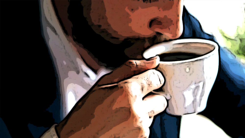 কাজ শেষে গাড়ি চালিয়ে একটি ক্যাফেতে যান ওই ব্যক্তি। সারা গায়ে মাটি। সেই অবস্থাতেই কফির কাপে চুমুক দেন।