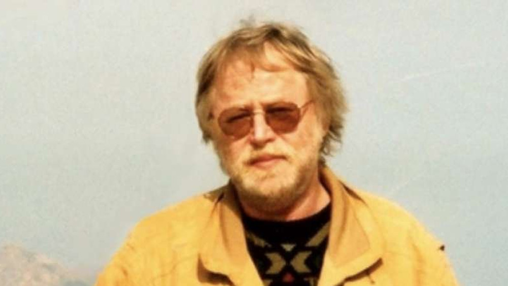 এই ব্যক্তিকে গোটা ফ্রান্স চেনে ম্যাক্স ভ্যালেনটিন নামে। যে জিনিসটি মাটির নীচে তিনি পুঁতেছিলেন, তা ব্রোঞ্জ দিয়ে তৈরি পেঁচার একটি ছোট মূর্তি।