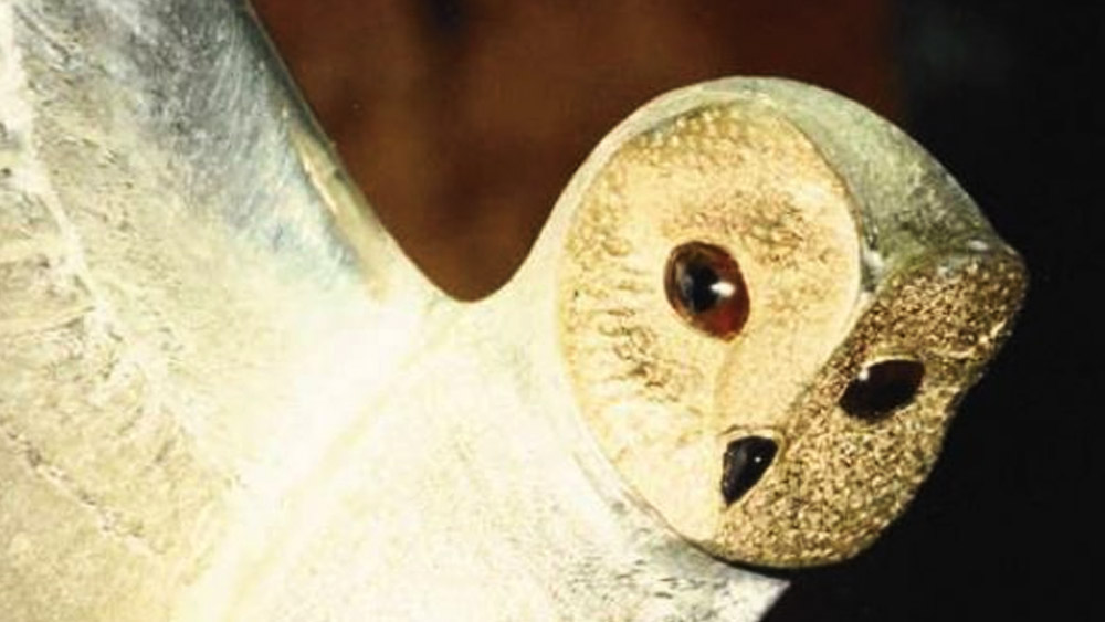 ম্যাক্সের আসল নাম রেগিস হাউসার। এক সময়ের বিপণন পরামর্শদাতা ম্যাক্স, শিল্পী মিশেল বেকারের সহযোগিতায় এক পেঁচার মূর্তি তৈরি করেছিলেন। ধাঁধাগুলির নকশা তৈরিতেও মিশেল সাহায্য করেছিলেন ম্যাক্সকে।