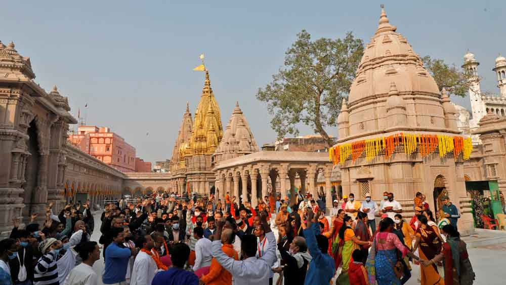 দ্বাদশ শতকে ভারত আক্রমণকারী মহম্মদ ঘোরির সেনাপতি কুতুবউদ্দিন আইবকের (পরবর্তীকালে দিল্লির সুলতান) হাতেই না কি প্রথম আক্রান্ত হয়েছিল কাশীর আদি বিশ্বনাথ মন্দির। কয়েক বছর পর কাশীর বাসিন্দারা সংস্কার করেন মন্দিরটি।