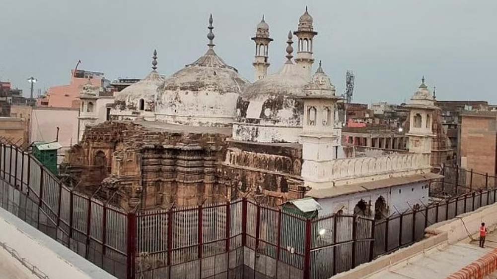 আদালতের নির্দেশে ৯৬-এর জুলাই মাসে মসজিদ চত্বরে সমীক্ষার কাজ চালানো হয়েছিল। সেই সমীক্ষার রিপোর্টও জমা পড়েছিল আদালতে। কিন্তু সেই রিপোর্ট প্রকাশ্যে আনা হয়নি। হিন্দুত্ববাদীদের দাবি, তাতে মন্দিরের উপস্থিতির উল্লেখ রয়েছে।