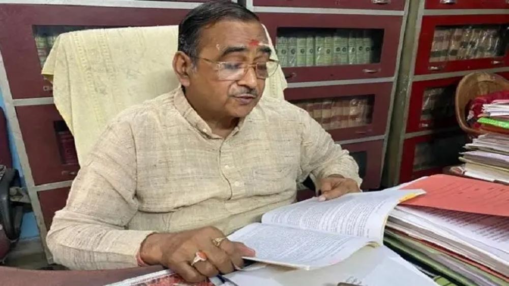 বিজয়শঙ্করের আবেদনের প্রেক্ষিতে ২০২১-এর এপ্রিলে বারাণসী আদালত মসজিদ চত্বরে সমীক্ষার নির্দেশ দিয়েছিল। এএসআই-এর বিশেষজ্ঞ-সহ মোট পাঁচ জনের সমীক্ষক দলে অন্তত দু’জন সংখ্যালঘু সম্প্রদায়ের প্রতিনিধি থাকবেন বলে আদালত নির্দেশ দেয়।