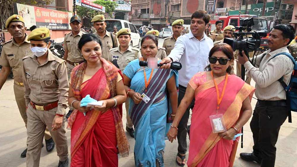 ২০২১-এর অগস্টে পাঁচ হিন্দু মহিলা জ্ঞানবাপীর ‘মা শৃঙ্গার গৌরী’ (ওজুখানা ও তহখানা নামে পরিচিত) এবং  মসজিদের অন্দরের পশ্চিমের দেওয়ালে দেবদেবীর মূর্তির অস্তিত্বের দাবি করে তা পূজার্চনার অনুমতি চেয়েছিলেন বারাণসী আদালতে।