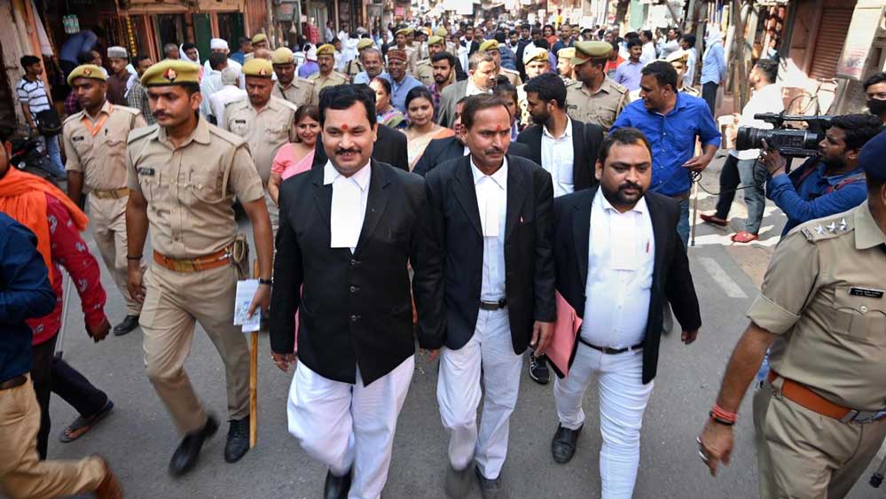 বারাণসী আদালতের বিচারক রবিকুমার দিবাকরের নির্দেশে তিন অ্যাডভোকেট কমিশনার, এএসআই-এর বিশেষজ্ঞ এবং যুযুধান দু’পক্ষের প্রতিনিধিদের উপস্থিতিতে সমীক্ষা এবং ভিডিয়োগ্রাফির চূড়ান্ত রিপোর্ট ১৯ মে আদালতে জমা পড়ার কথা।