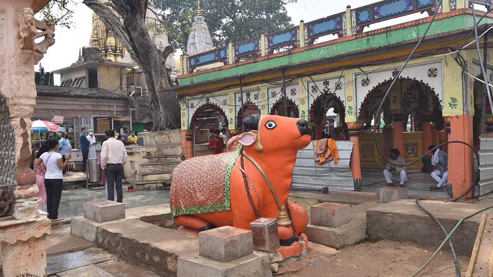 ঘটনাচক্রে, ওই জলাধারের ঠিক ৮৩ ফুট দূরে, পাঁচিলের ওপারে বিশ্বনাথ মন্দির চত্বরে রয়েছে নন্দীমূর্তি। যার মুখ ওজুখানার ওই গম্বুজাকৃতি পাথরের দিকেই। হিন্দুত্ববাদীদের দাবি, নন্দীমূর্তির মুখ সবসময় শিবলিঙ্গের দিকেই থাকে।
