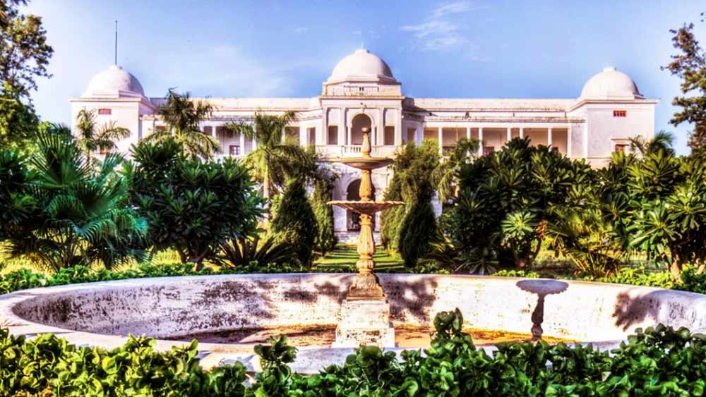 এর ঠিক পরেই তাঁরা পরিবার-সহ নতুন বাড়িতে চলে আসেন। খান দম্পতি তাঁদের সাংসারিক জীবনের বেশির ভাগ সময় ‘পটৌডী প্যালেস’-এ অতিবাহিত করেছেন। সম্প্রতি তাঁরা চলে এসেছেন নতুন বাড়িতে।