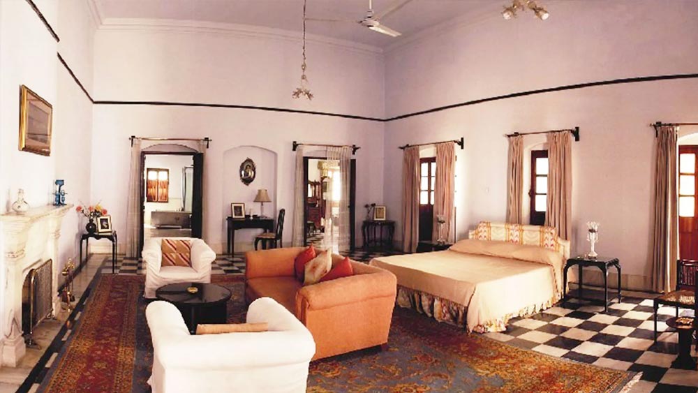 চার তলা বাড়ির পুরোটা জুড়েই ইউরোপীয় ঘরানার অন্দরসজ্জার ছাপ লক্ষ করা যায়।