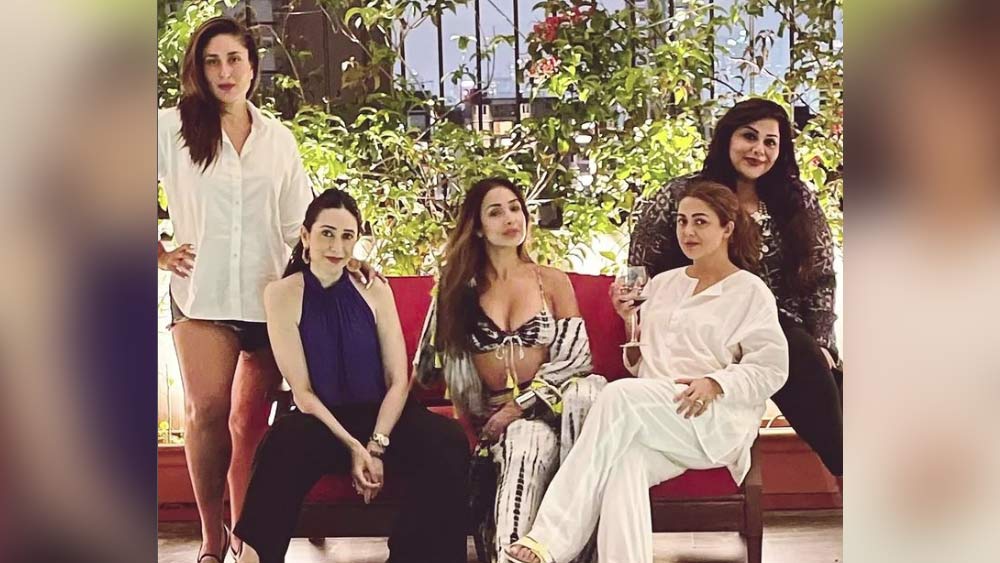 নেটমাধ্যমে অন্দরমহলের বহু ছবি প্রকাশ্যে আসায় ভক্তদের মধ্যে আগ্রহ তৈরি হয়েছে সইফিনার বাড়ি ঘিরে।