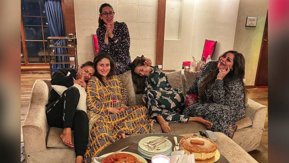 তাঁদের বাড়িটি এমন ভাবে সাজানো যে, প্রথম নজরে দেখেই ভাল লেগে যায়। মনে হতে পারে, এখানে শান্তি আছে।