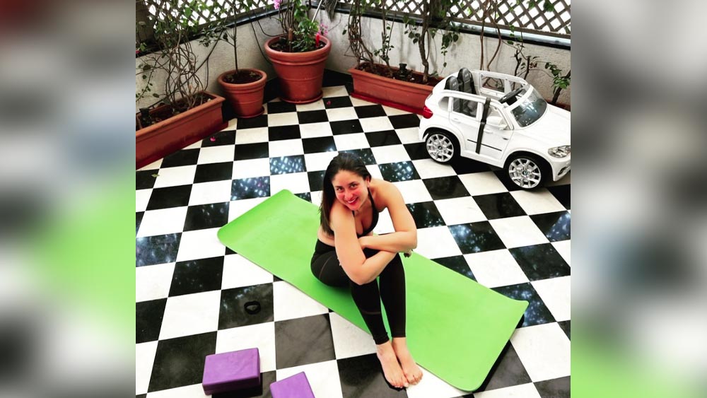 বারান্দায় একটি সুন্দর বাগান তৈরি করা হয়েছে। বারান্দার মেঝেয় কালো-সাদা চেক কাটা নকশা।