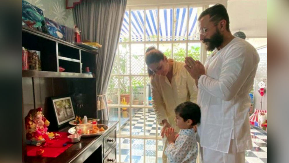 গোপনীয়তা বজায় রাখার জন্য ঘরের মাঝে কাঠের দেয়াল তৈরি করা হয়েছে।