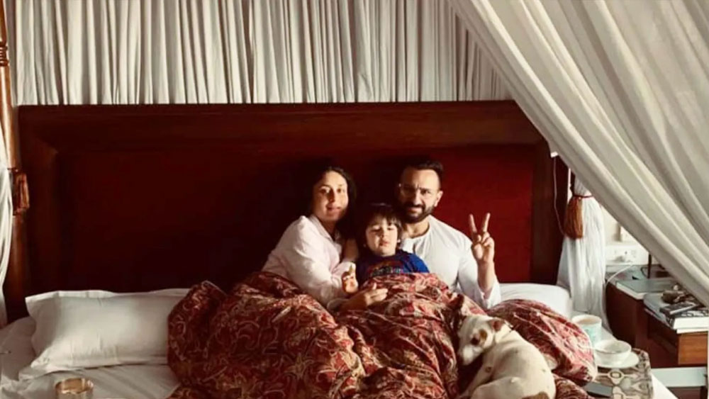 এমনকি, তাঁদের বেডরুমটিও ইউরোপীয় চিন্তাধারায় উদ্বুদ্ধ হয়ে সাজানো। কাঠের মেঝে, সাদা লিনেনের পর্দা দিয়ে সাজানো বিছানা, ফটোফ্রেমে পরিবারের সদস্যদের ছবি ঘরটিকে আরও রাজকীয় করে তুলেছে।