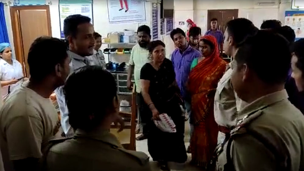 হাসপাতালে ক্ষোভের মুখে অভিযুক্ত।