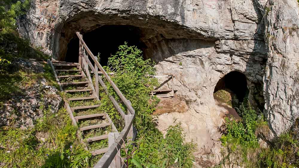 সাইবেরিয়ার ডেনিসোভা গুহায় প্রথম সন্ধান পাওয়া যায় বলে মানুষের পূর্বপুরুষের এই প্রজাতির নাম দেওয়া হয়েছে ডেনিসোভান।