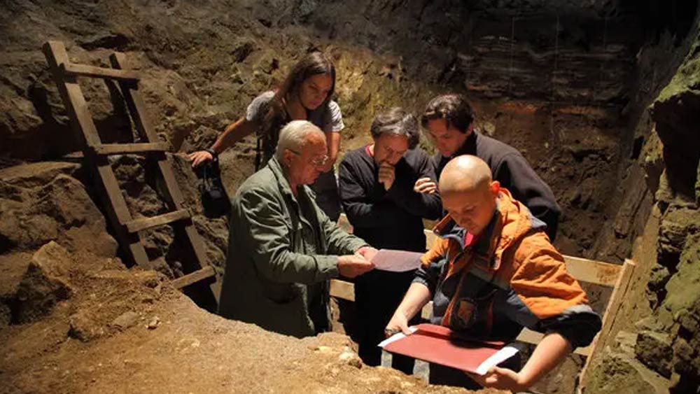 দক্ষিণ-পূর্ব এশিয়ায় মানুষের আধুনিক পূর্বপুরুষের সঙ্গে ডেনিসোভানদের যোগ ছিল বলেও বিজ্ঞানী ক্লেমেন্ট জানোলি জানিয়েছেন। ‘ফ্রেঞ্চ ন্যাশনাল সেন্টার ফর সায়েন্টিফিক রিসার্চ’-এর গবেষক ক্লেমেন্ট জানান, সাইবেরিয়া বা তিব্বতের পর্বত থেকে দূরে এশিয়া মহাদেশের এই অংশে ডেনিসোভানদের উপস্থিতির কোনও প্রমাণ নেই।