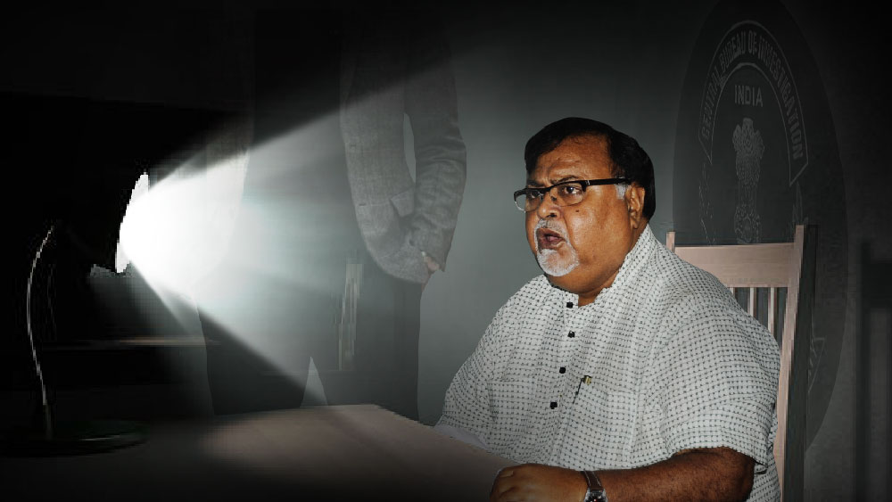 সকাল গড়িয়ে বিকেল, তখনও পার্থর বাড়ি-সহ মোট ১৩ জায়গায় ইডির তল্লাশি অভিযান জারি থাকে। পার্থর বাড়িতে দেখা যায় নেতাজিনগর থানার পুলিশকে।