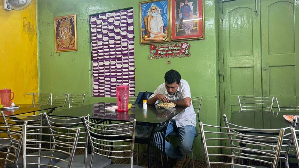 ‘ডি বাপি’ দোকানের খাওয়ার ব্যবস্থা।