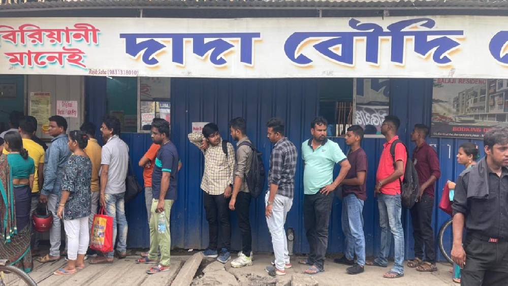 দাদা বৌদির বিরিয়ানির দোকানের সামনে লাইন।